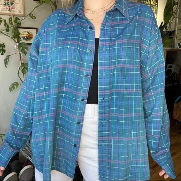 Beautiful lightweight vintage plaid button down with two front pockets - Picture 3 of 5